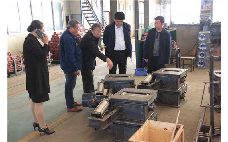 水泥協(xié)會(huì)孔副會(huì)長(zhǎng)與高級(jí)設(shè)計(jì)師蔡玉良來任氏考察新產(chǎn)品